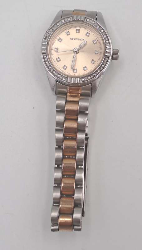 Pre-Owned Vintage SEKONDA Ladies Quartz Watch -working -SHORT strap Links missing