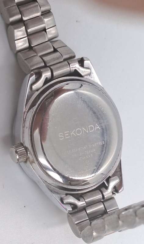 Pre-Owned Vintage SEKONDA Ladies Quartz Watch -working -SHORT strap Links missing