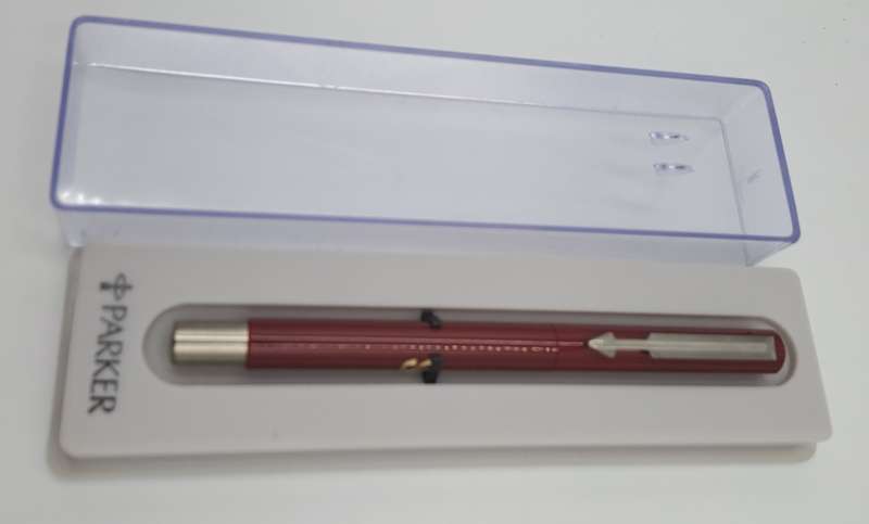 Pre-owned 2008 Parker Arrow Maroon Rollerball Pen  ..  In case , Ink still ok