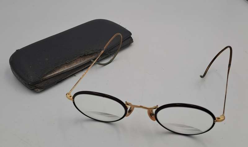 Vintage Multifocal reading Glasses - in Case (see condition of the case)