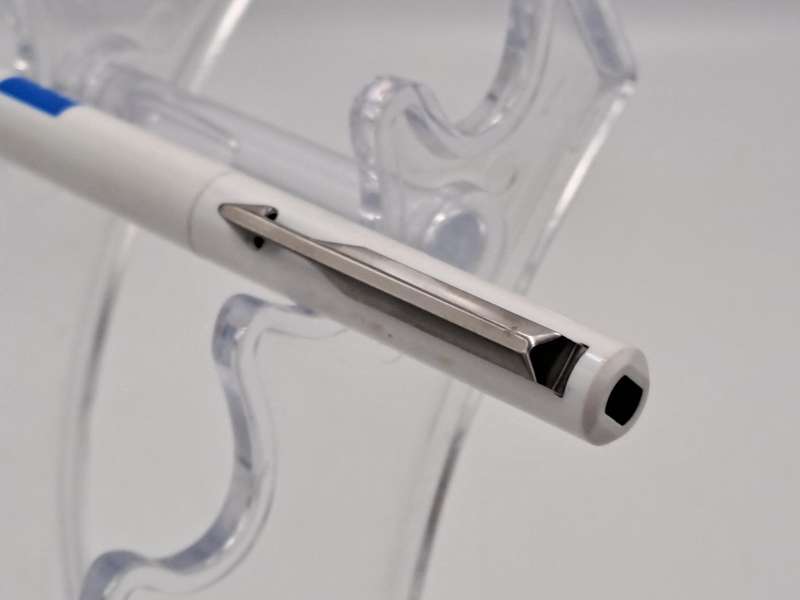 Parker Vector STD RB White Medium Blue G.B.X in case with Alpha Logo (Rollerball)