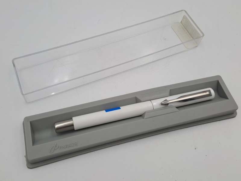 Parker Vector STD RB White Medium Blue G.B.X in case with Alpha Logo (Rollerball)