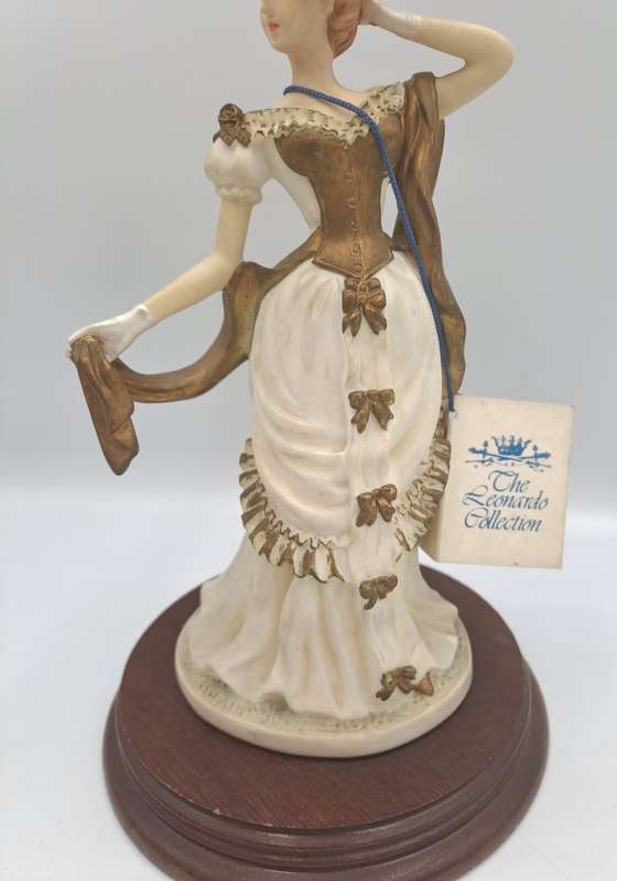 1993 The Leonardo Elite Collection THE PROMELADE Figurine with Certificate.