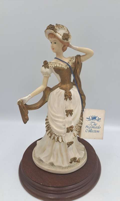 1993 The Leonardo Elite Collection THE PROMELADE Figurine with Certificate.