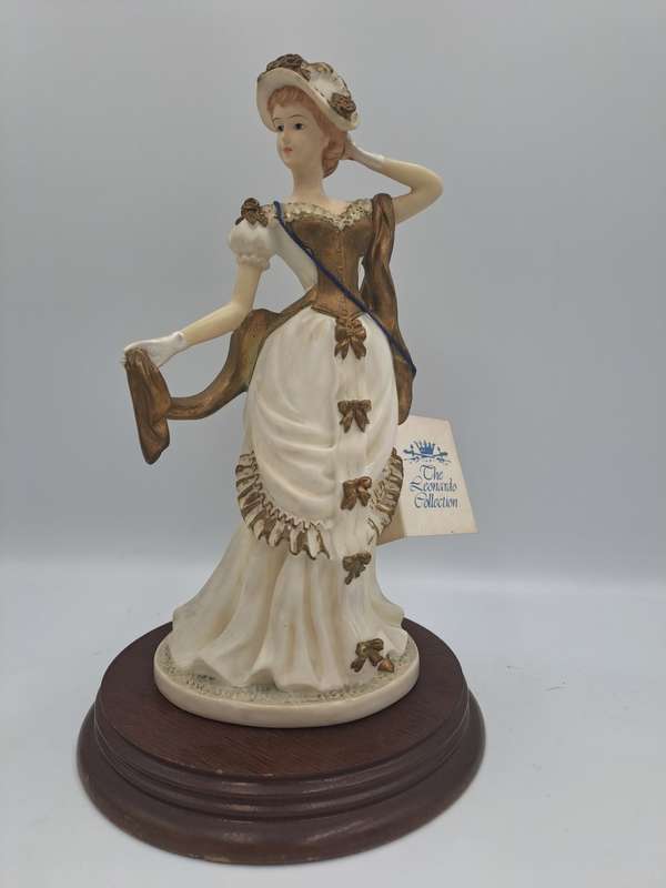 1993 The Leonardo Elite Collection THE PROMELADE Figurine with Certificate.