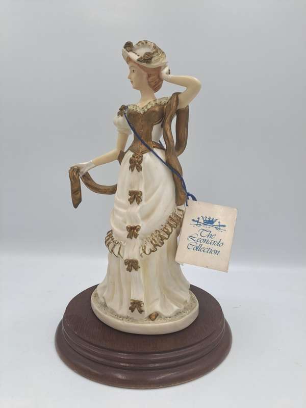 1993 The Leonardo Elite Collection THE PROMELADE Figurine with Certificate.