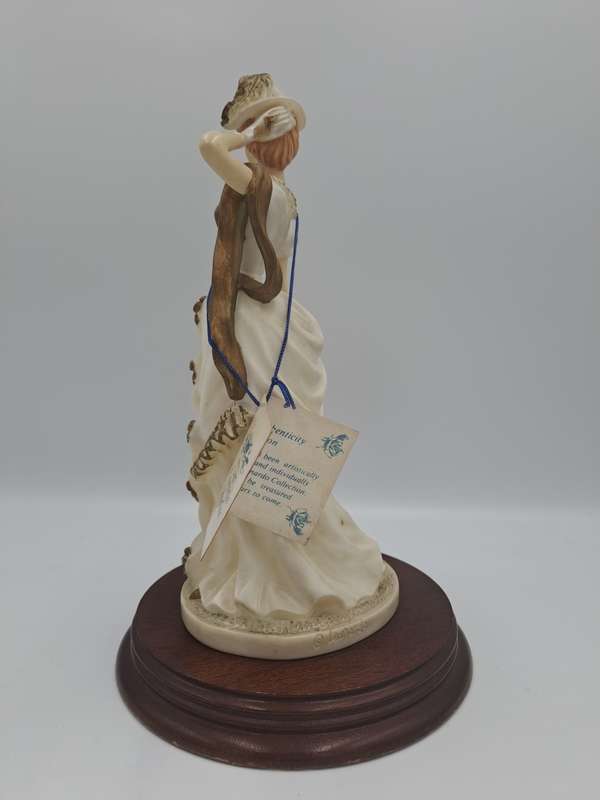 1993 The Leonardo Elite Collection THE PROMELADE Figurine with Certificate.