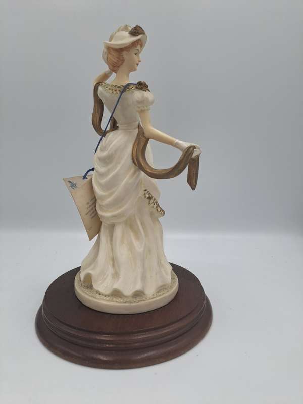 1993 The Leonardo Elite Collection THE PROMELADE Figurine with Certificate.