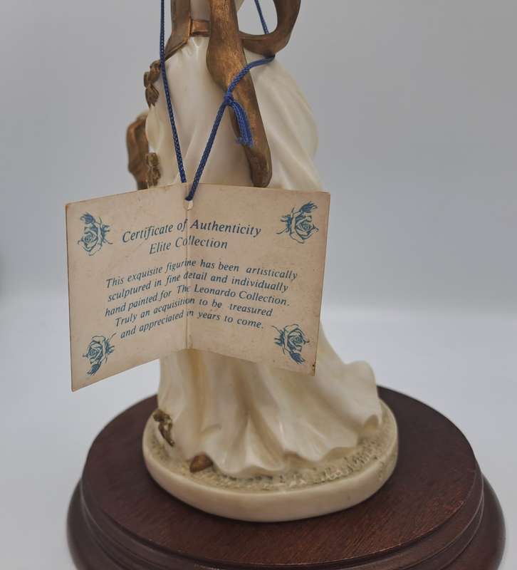 1993 The Leonardo Elite Collection THE PROMELADE Figurine with Certificate.