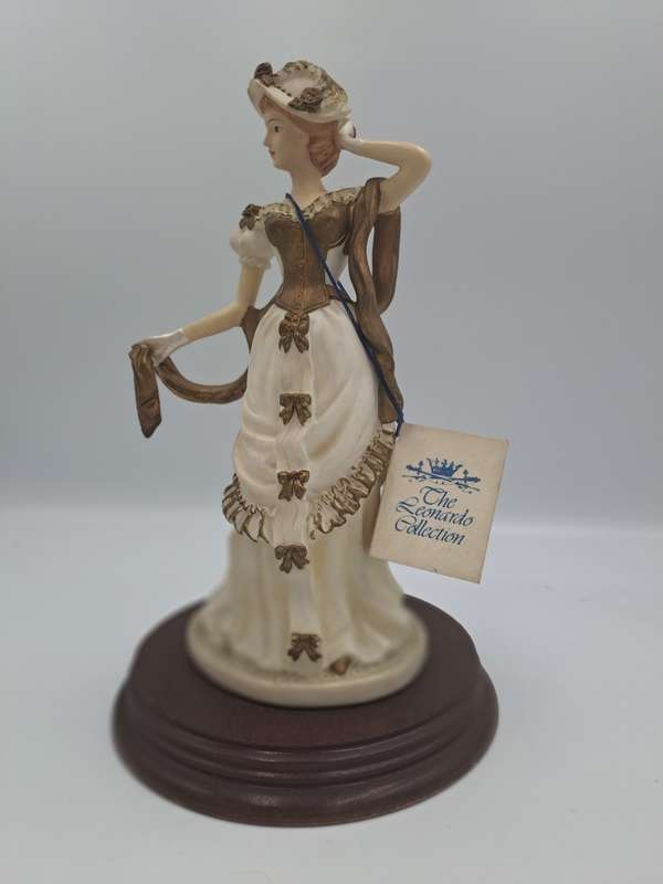 1993 The Leonardo Elite Collection THE PROMELADE Figurine with Certificate.