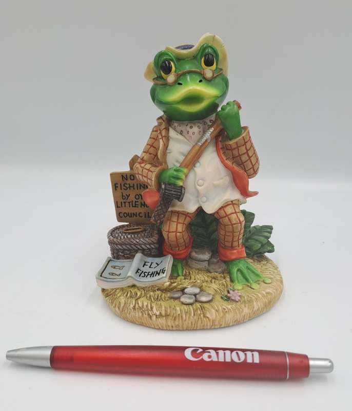 The Leonardo Collection Figurine Little Nook Frog by James Montague