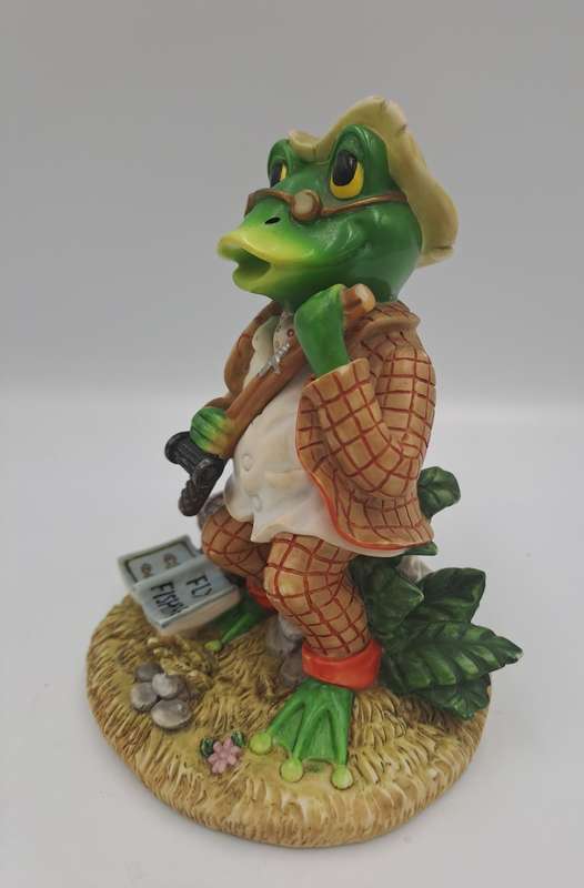 The Leonardo Collection Figurine Little Nook Frog by James Montague