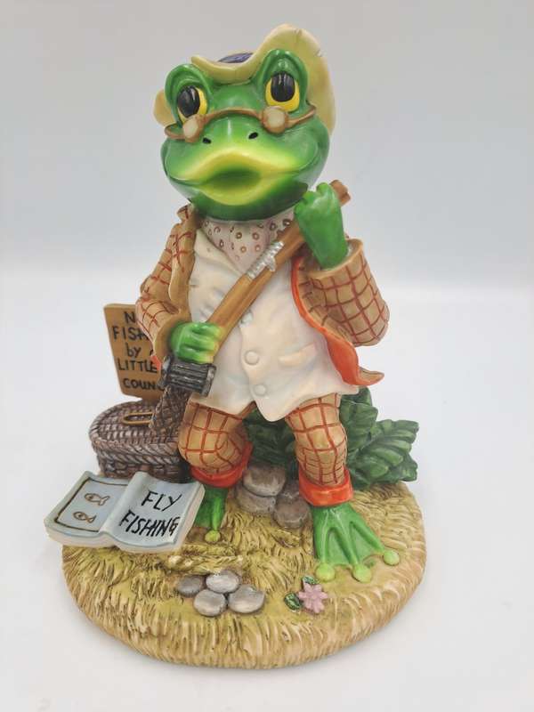The Leonardo Collection Figurine Little Nook Frog by James Montague