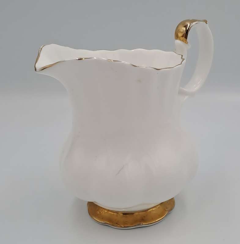 Vintage Royal Albert  val d`or Tea Creamer 11,5cm(H) x 12cm x 8,5cm