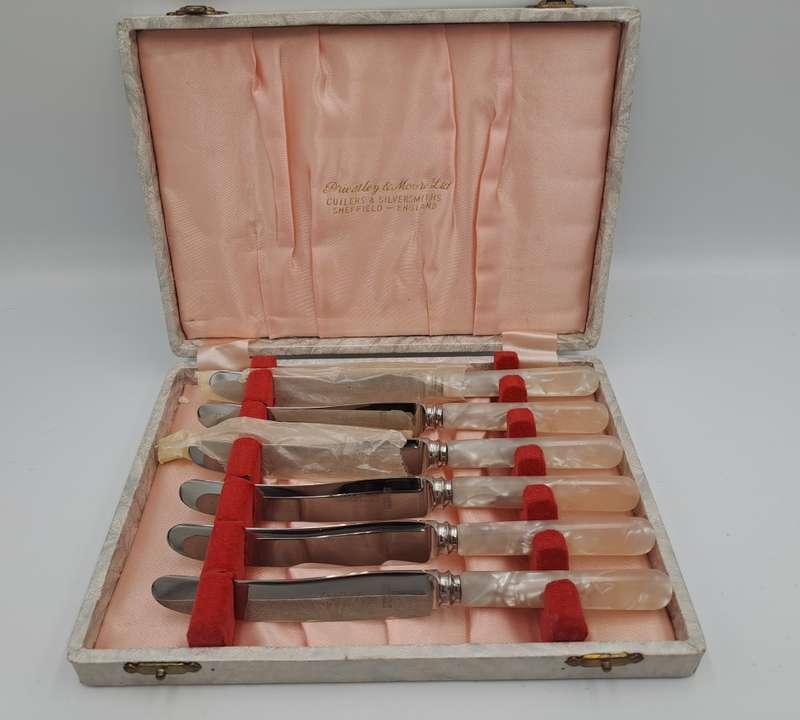 1950`s Priestley & Moore Mother of Pearl Knife set -Boxed -Unused-Sheffield England