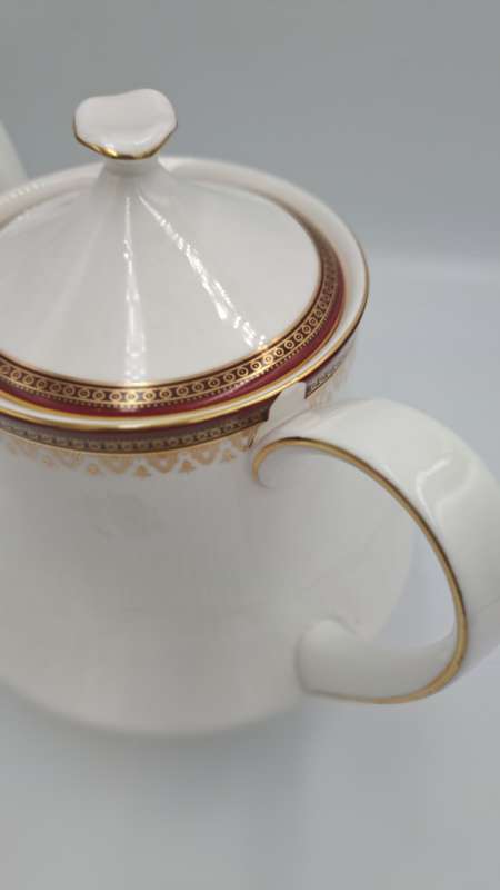 Vintage Paragon Holyrood (By Appointed To H.M The Queen) Fine Bone China large Tea Pot.