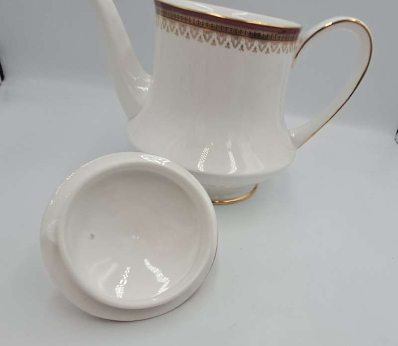 Vintage Paragon Holyrood (By Appointed To H.M The Queen) Fine Bone China large Tea Pot.