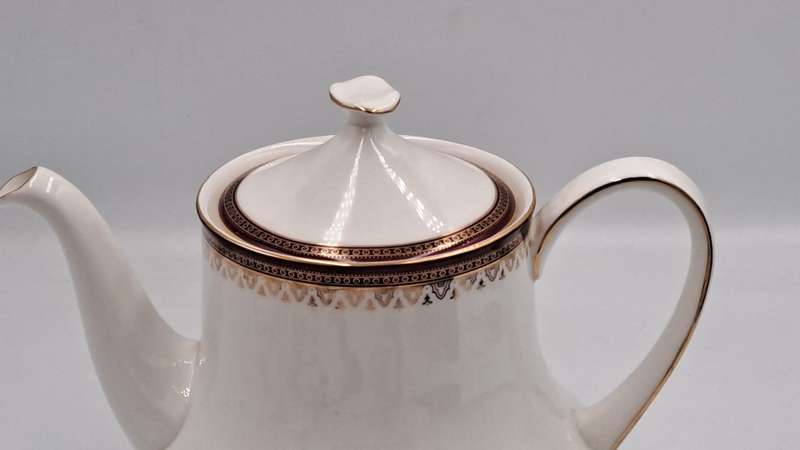 Vintage Paragon Holyrood (By Appointed To H.M The Queen) Fine Bone China large Tea Pot.