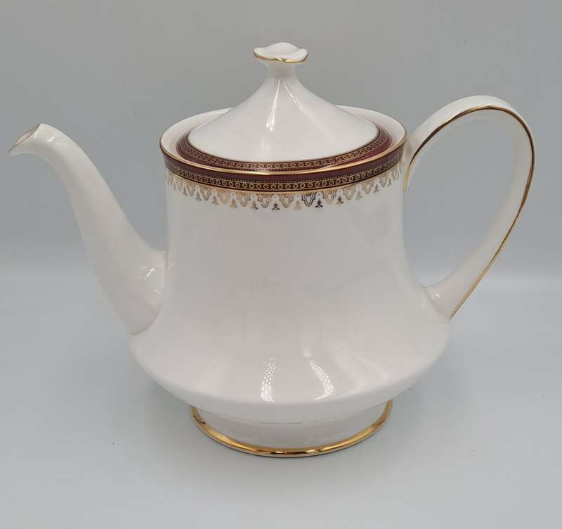 Vintage Paragon Holyrood (By Appointed To H.M The Queen) Fine Bone China large Tea Pot.