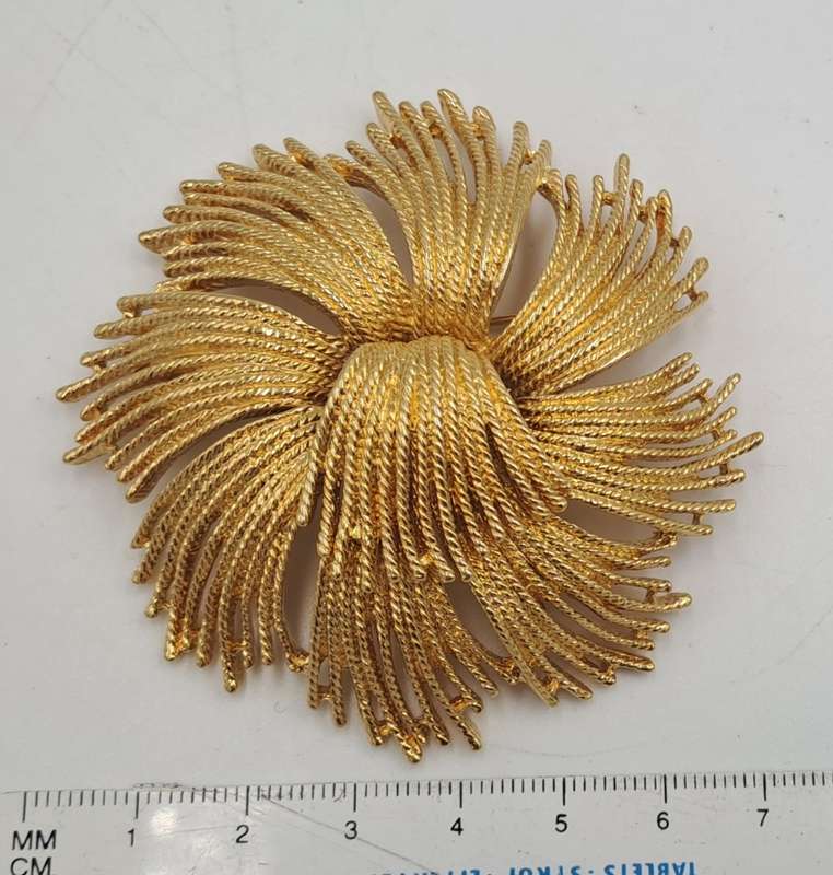 large Vintage 1960's Monet Gordelia Gold Plated Brooch