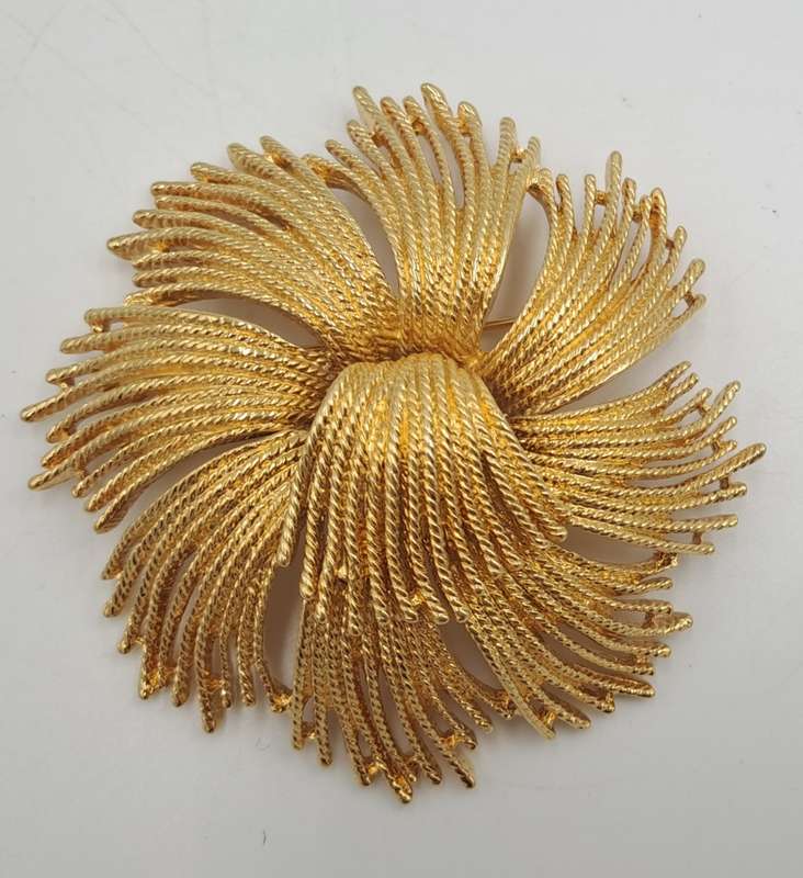 large Vintage 1960's Monet Gordelia Gold Plated Brooch