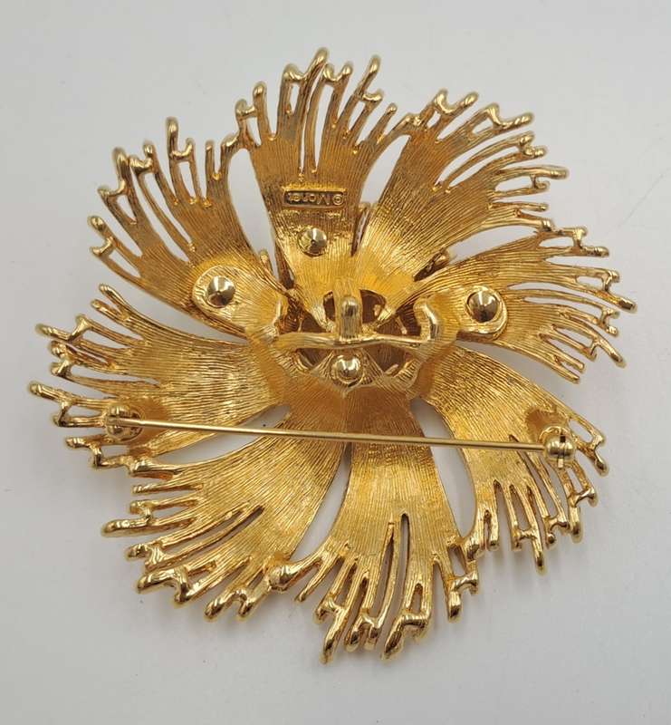 large Vintage 1960's Monet Gordelia Gold Plated Brooch