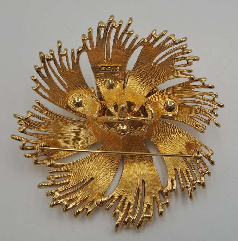large Vintage 1960's Monet Gordelia Gold Plated Brooch