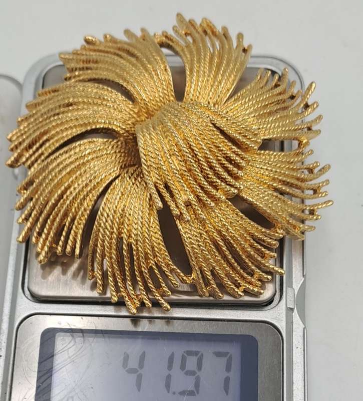 large Vintage 1960's Monet Gordelia Gold Plated Brooch