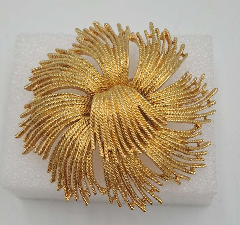 large Vintage 1960's Monet Gordelia Gold Plated Brooch