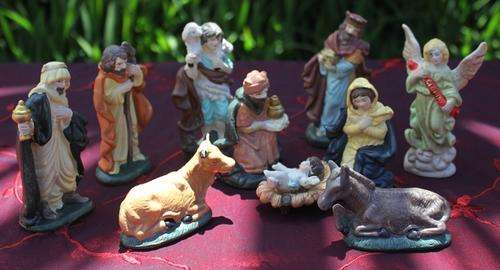 a 10 Piece Nativity set (Tallest figurine = 110mm high )
