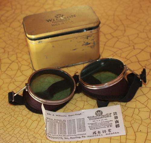 Made in 1940 Willson's Goggles packed in origanal tin  (73 years old ) see all photos for condition