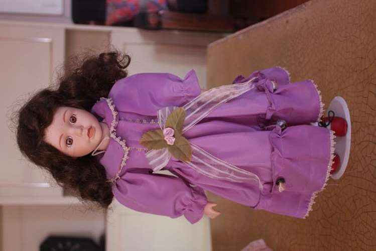 R1 Start !!! a Vintage Collectable doll on stand --410mm - see all photo's