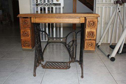 a Antique SINGER Cast Iron and wood - work bench/table (No Maschine) - see all photo's