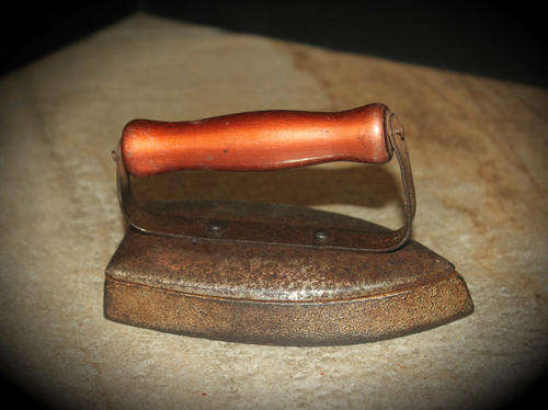 A Vintage small Iron 75x120x62mm was used for ironing sleeves
