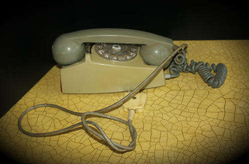 _a Vintage Grey Phone  casing broken see Photo's