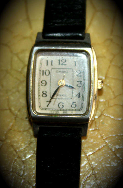 a Casio Quartz -  359 IQ=353 Ladies watch Japan  - not working (see all my CRAZY R1 Auctions)