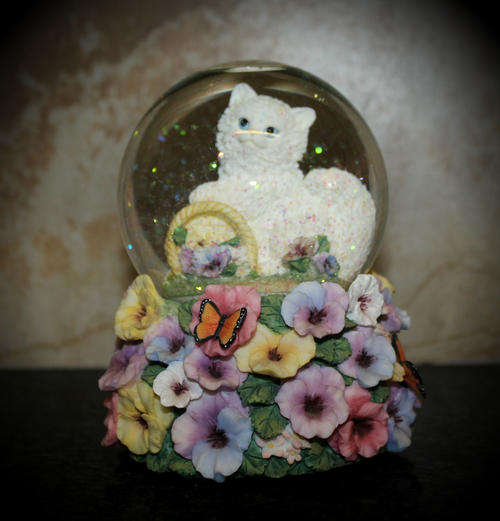 Collectable Sankyo Twinkle Music Box White Cat snow Globe Plays Unforgettable 150x115mm