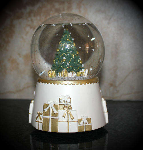 Collectable Sankyo Twinkle Music Box Christmas snow Globe 130x95mm plays a Tune when winded