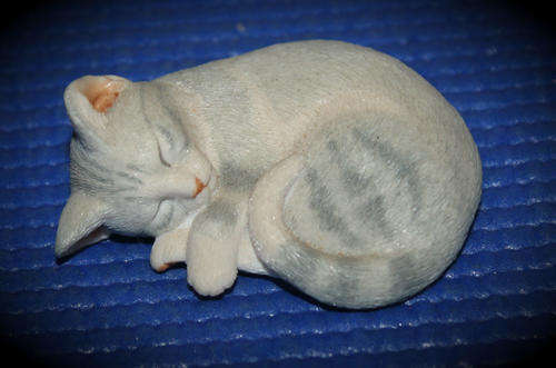 Hand made Collectable Sherratt & Simpson sleeping Cat  Figurine 25x60x45mm