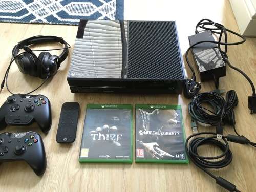 Xbox One 500g + 2 games + loads of extras/accessories