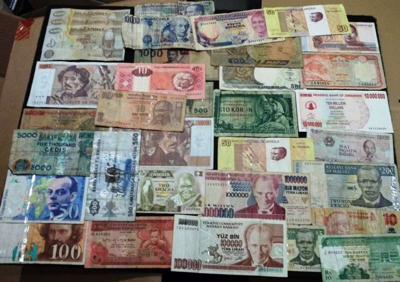 CRAZY R1 START!!! - Lot of 34 international bank notes