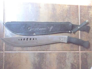 KNIFE: OXHEAD KNIFE IN ZIPP-UP SCABBARD (ZIPP PULL MISSING) JUNGLE KING 1