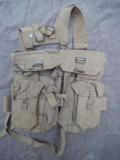 OLD SOUTH AFRICAN ARMY WEBBING WITH 2 KIDNEY POUCHES AND 4 AMMO POUCHES
