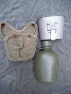 OLD SOUTH AFRICAN ARMY PLASTIC WATER BOTTLE WITH ALUMINIUM HOLDER AND CANVAS COVER