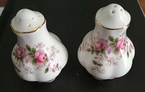 ROYAL ALBERT LAVENDER ROSE  MADE IN ENGLAND SALT AND PEPPER SET