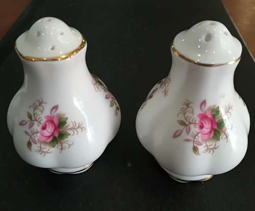 ROYAL ALBERT LAVENDER ROSE  MADE IN ENGLAND SALT AND PEPPER SET