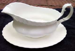 ROYAL ALBERT BONE CHINA ENGLAND **REVERIE** GRAVY BOAT ON SAUCER 205 X 85 X 75 MM