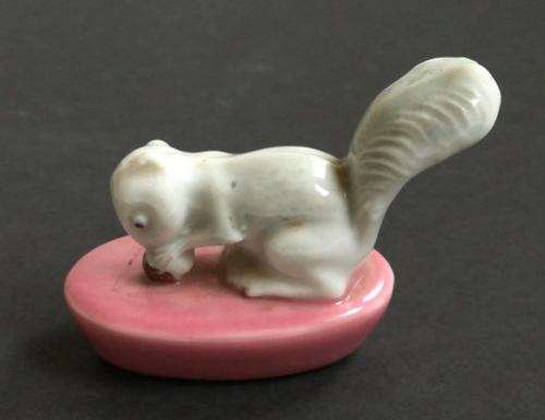 WADE ENGLAND -200 LIGHTS CANDLE HOLDERS - SQUIRREL PINK HOLDER 35 X 48MM