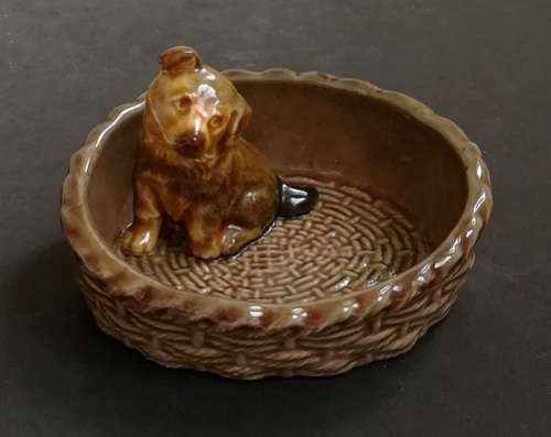 WADE - PUPPY IN A BASKET C1980 - ALSATIAN PUPPY SITTING 75X40MM