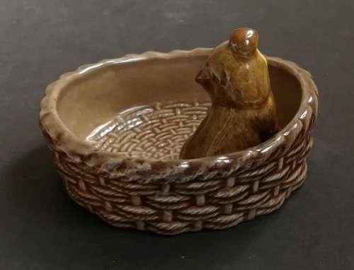 WADE - PUPPY IN A BASKET C1980 - ALSATIAN PUPPY SITTING 75X40MM